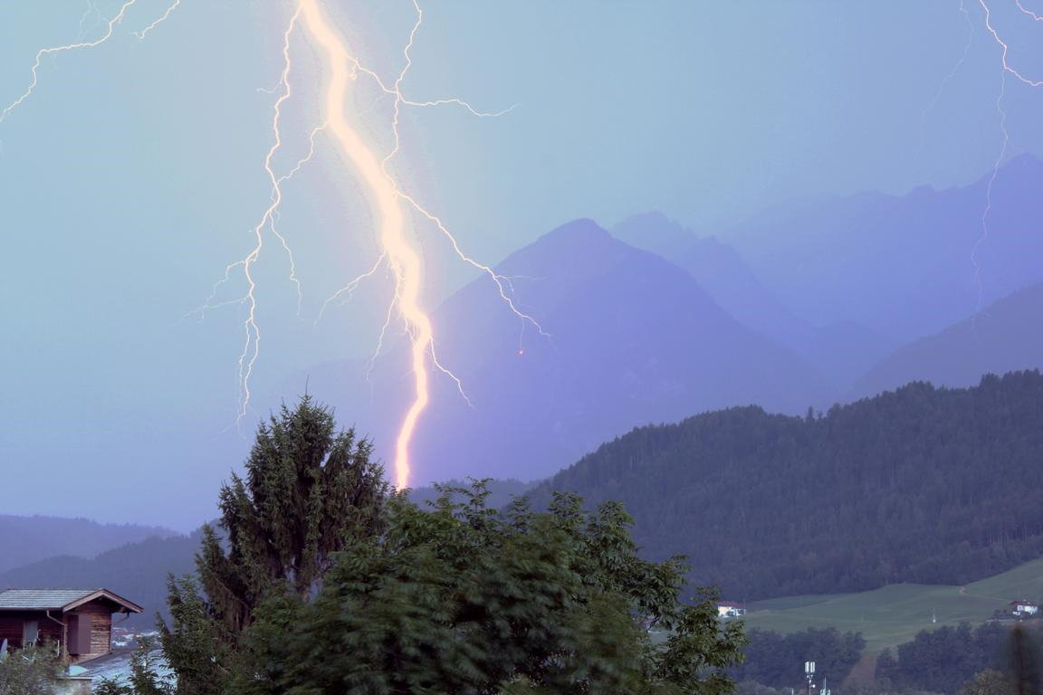 Blitzeinschlag im Ort fotografiert durch die Blitz Team GmbH