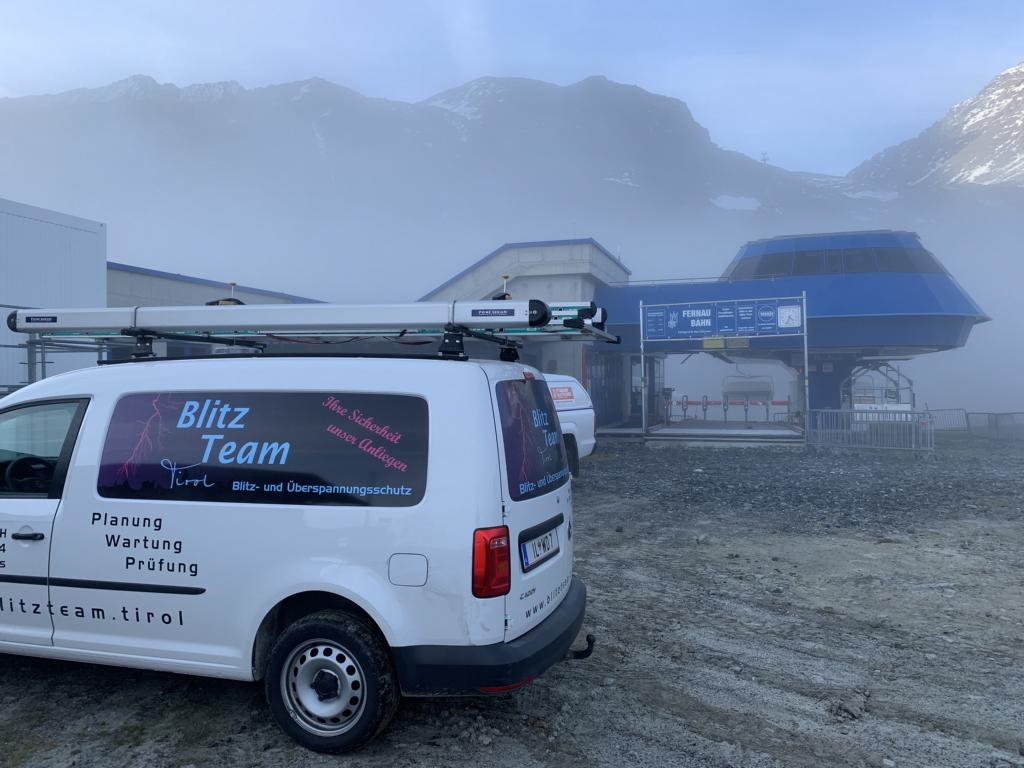 Firmenwagen der Firma Blitz Team Tirol